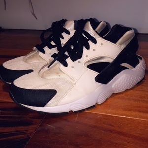 NIKE HUARACHE SIZE 6